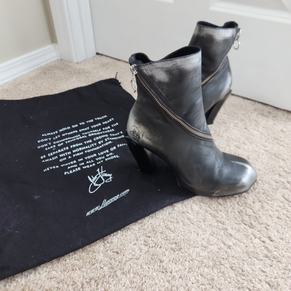 Shaguar Dorritie spiral zip ankle boot by John Fluevog - Picture 4 of 11